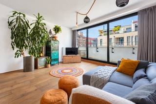 <p><span>Gelegen op de derde verdieping bevindt zich dit appartement van ca 118 m² in de Riemstraat, pal naast het Zuidpark, boven de pilatesstudio RITE. Een toplocatie op het Antwerpse Zuid, met het KMSKA, M HKA en FOMU op wandelafstand en een uitgebreid aanbod aan restaurants, koffiebarretjes en winkels vlakbij.</span></p>
<p><span>Het appartement geniet van een aangename lichtinval dankzij de grote raampartijen aan zowel de voor- als achterzijde. Aan de voorzijde zorgen de brede schuifdeuren, die langs beide kanten geopend kunnen worden, voor een fijne verbinding met het terras. </span></p>
<p><span>Via de inkomhal, voorzien van een vestiairekast en gastentoilet, bereikt u de royale leefruimte met open keuken. De keuken trekt meteen de aandacht met haar robuuste betonnen kookeiland. Het SMEG-fornuis zorgt voor een subtiel industrieel accent in de keuken. De ruime indeling biedt heel wat mogelijkheden voor de inrichting, terwijl de parketvloer zorgt voor een warme en gezellige sfeer.</span></p>
<p><span>Aan de achterzijde bevindt zich een ruim terras van ca 15 m², waar u heerlijk van de ochtend- en middagzon geniet. Aan de voorzijde bevindt zich een tweede terras, ideaal om de dag af te sluiten in de avondzon.</span></p>
<p><span>Het appartement beschikt over twee volwaardige slaapkamers, waarvan de master bedroom rechtstreeks toegang biedt tot het terras achteraan en is voorzien van een open dressing. </span></p>
<p><span>De ruime badkamer is uitgerust met zowel een ligbad als een inloopdouche en een stijlvol lavabomeubel. <br /><br />Verder beschikt het appartement over een praktische berging met aansluitingen voor wasmachine en droogkast, een privatieve kelderberging en een gemeenschappelijke fietsenstalling.<br /></span><span></span></p>
<p>Een ruim appartement met veel lichtinval, twee terrassen en alle troeven van het Zuid binnen handbereik!</p>