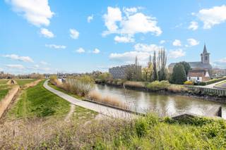 Dit instapklaar gelijkvloers appartement (75m²) is gelegen op een uitstekende locatie in hartje Melle.Op een steenworp van de Schelde (vlotte...