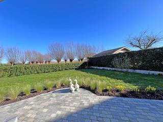 Goed onderhouden villa, volledig instapklaar.  Gelegen op een fantastische locatie in een rustige woonwijk te Nieuwpoort-stad, op wandel- en fietsafstand van al het moois dat Nieuwpoort en omgeving te bieden heeft.  De indeling is als volgt: Op het gelijkvloers: Inkomhal, WC, living, volledig ingerichte keuken, wasplaats, slaapkamer én badkamer (met douche en lavabo).  Aansluitend op de living en terras is er een terras met tuin én open zicht waar je gans de dag van de zon kan genieten.  Een carport en tuinhuis zijn eveneens aanwezig.  Op het verdiep: twee slaapkamers (waarvan één met extra ruimte voor dressing) en 1badkamer met ligbad, lavabo en wc.  Ref ODK-40