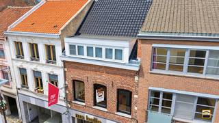 <p><span>Ruim en instapklaar appartement in het centrum van Tongeren <br />- EPC-label: B<br />- Asbestveilig<br />- Elektriciteit conform het AREI</span></p><p><span>Bent U op zoek naar een ruim, lichtrijk en volledig gerenoveerd appartement in het hart van <br />Tongeren? Dit instapklare duplexappartement combineert een uitstekende ligging met <br />hedendaags comfort en een aangename indeling over meerdere verdiepingen. </span></p><p><span>Het appartement beschikt over een bewoonbare oppervlakte van maar liefst 112 m² en werd <br />in 2022 volledig gerenoveerd. Zo werden onder meer de elektriciteit en het sanitair vernieuwd <br />en werd een nieuwe, energiezuinige gasketel geplaatst. Bovendien werd het dak van het <br />gebouw recent vernieuwd in 2025. Met een EPC-label B is ook de energieprestatie een mooie <br />extra troef. </span></p><p><span>De ligging is zonder twijfel één van de grootste pluspunten. Het appartement bevindt zich pal <br />in het centrum van Tongeren, op slechts 100 meter van de Grote Markt. Winkels, horeca, <br />scholen en andere voorzieningen bevinden zich allemaal op wandelafstand. Vanuit het appartement <br />geniet u bovendien van een aangenaam zicht op de tuin van het Praetorium.</span></p><p><span>Op het gelijkvloers bevindt zich een private inkomhal met aansluitend een praktische bergruimte.</span></p><p><span>De eerste verdieping omvat een ruime en lichtrijke leefruimte met een open keuken, een ideale plek <br />om te koken, te ontspannen en gasten te ontvangen. </span></p><p><span>Op de tweede verdieping bevinden zich een moderne badkamer, een apart toilet en een ruime <br />slaapkamer. De derde verdieping biedt een tweede, zeer ruime masterbedroom met bijkomende <br />opbergruimte.</span></p><p><span>Troeven op een rijtje</span></p><ul><li><span>112 m² bewoonbare oppervlakte</span></li><li><span>2 ruime slaapkamers</span></li><li><span>Ruime leefruimte met open keuken</span></li><li><span>Moderne badkamer en apart toilet</span></li><li><span>Private inkomhal met bergruimte</span></li><li><span>Volledig gerenoveerd in 2021-2022</span></li><li><span>Nieuwe elektriciteit en sanitair</span></li><li><span>Nieuwe energiezuinige gasketel</span></li><li><span>EPC-label B</span></li><li><span>Dak vernieuwd in 2025</span></li><li><span>Absolute topligging in het centrum van Tongeren</span></li><li><span>Op ca. 100 m van de Grote Markt</span></li><li><span>Alles op wandelafstand</span></li><li><span>Aangenaam zicht op de tuin van het Praetorium</span></li><li><span>Interessant als eigen woning of investering</span></li></ul><p><span>Kortom, een instapklaar en karaktervol appartement op een toplocatie, waar ruimte, comfort en <br />bereikbaarheid perfect samenkomen.</span></p><p><span>Wenst U meer informatie of een bezichtiging?<br />Contacteer ons via 012 26 22 05 of <span>info@hetimmohuis.be</span></span></p><p><span> </span></p>