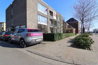 Dit opgefrist hoekappartement met veel lichtinval bevindt zich in een kleinschalig gebouw met 5 appartementen in het centrum van Beveren, naast de centrumschool en op wandelafstand van de markt van Beveren.<br />De indeling is als volgt: grote inkomhal met vestiaire, 2 ruime slaapkamers, een badkamer (ingericht met ingemaakte kasten, douche, lavabomeubel en voorziening voor wasmachine en droogkast), apart toilet, lichtrijke living, een leef keuken (met inductiekookvuur, dampkap en vaatwasmachine) met aansluitend een praktische berging en een zuidwest-georiënteerd terras. <br /><br />In de ondergrondse kelder is er eveneens een aparte kelderberging voorzien waar u eventueel uw fiets kan plaatsen. Er is voldoende parkeergelegenheid voor de deur.<br /><br />Er is geen lift aanwezig in het gebouw. De provisie voor de gemeenschappelijke kosten en <strong>privé-verbruik water en aardgas</strong> bedraagt 225 euro per maand. Het appartement werd volledig geschilderd en is onmiddellijk beschikbaar! <br /><br />Twijfel niet om ons te contacteren voor meer informatie of een plaatsbezoek via verhuur@homevast.be of tel. 03 376 20 20.