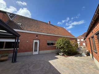 Deze heel rustig gelegen ruime woonst - naast de muizelmolen - (243 m² bruikbare oppervlakte, volgens EPC) zal na een kleine upgrade U verrassen met zijn troeven.<br />Alhoewel de energetische score niet zo goed is, kan door 4 ingrepen deze woning een gezellige en ruime thuis worden voor de nieuwe eigenaars.<br />- De zoldervloer kan geïsoleerd worden op een eenvoudige manier.<br />- Nieuwe ramen zijn een must.<br />- De elektriciteit wordt best ook op punt gezet.<br />- CV wijzigen op aardgas of warmtepomp.<br />Deze zouden niet meer dan 40.000 euro mogen kosten ... en dan hebt U terug een mooie thuis voor uw familie ne Uzelf.<br />U kan deze woning aanzien als een bungalow met een dak op ... alle woonfuncties zijn aanwezig op het gelijkvloers.<br />Badkamer, ruime keuken, 3 slaapkamers, kleine winkelruimte, grote leefruimte met haardcassette, overal radiatoren, en een ruime berging aan de keuken.<br />Centrale verwarming op mazout (tank reeds uit gebruik gesteld) maar er ligt gas in de straat.<br />Achter de bijgebouwen/garage ligt er een trage weg ... die U meeneemt naar mooie landelijk wandelingen in de regio. <br /><br />Er is tevens een weide achter de woning te koop met bijhorende koterijen ... voor uw paard, pony, geitjes of schapen ... zelfs een Kuurnse ezel kan.<br />Prijs exclusief de weide ... voor de weide vraagt men 15.000 euro.<br /><br />Voor een bezoek, meer info of een bod bel of email : <br />T : 056/705262<br />E : info@expertimmo.be<br /><br /><u>Wettelijke info : </u><br />EPC : F-label<br />Asbest : Niet-asbestveilig<br />Stedenbouw : Vergunning uitgereikt, Woon clustergebied met landelijk karakter, Geen dagvaarding uitgebracht, Geen voorkooprecht ruimtelijke ordening aanwezig, Geen verkavelingsvergunning, geen overstromingsgebied, niet gelegen in afgebakend oevergebied, geen Watergevoelig Openruimtegebied,<br />Risicozone overstroming : Neen<br />Waterinfo : 2 x A label (G- en P-score), dus droge voeten.