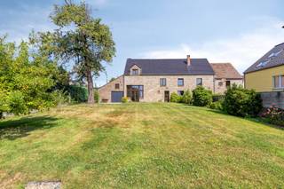 <p><span> </span></p><p><span>Instapklare, goed onderhouden zeer ruime woning met 4 tot 7 slaapkamers, ook geschikt als kangoeroewoning.</span></p><p><span> </span></p><p><span>Op zoek naar een ruime woning rustig gelegen ?</span></p><p><span>Welkom in het groene Vrebos tussen Kortenberg enTervuren!</span></p><p><span> </span></p><p><span>Deze woning biedt veel flexibiliteit en verschillende mogelijkheden voor uw gezin dankzij: </span></p><p><span> </span></p><p><span>2 aparte ingangen.</span></p><p><span>2 keukens.</span></p><p><span>2 leefruimtes.</span></p><p><span>2 badkamers, mogelijkheid voor een derde op het gelijkvloers.</span></p><p><span>4 slaapkamers waarvan 2 op het gelijkvloers en gemakkelijke inrichting voor 3 bijkomende slaapkamers.</span></p><p><span>1 grote zolder toegankelijk via vaste trap waar nog bijkomende slaapkamers mogelijk zijn.</span></p><p><span>3 garages en plaats voor een 4 tal auto's buiten.</span></p><p><span> </span></p><p><span>De twee gedeelten van de woning zijn direct bewoonbaar!</span></p><p><span> </span></p><p><span>Extra's:</span></p><p><span>Mooi zuidgericht terras en tuin van 400 m².</span></p><p><span>Regenwatertank van 14.000 l aangesloten op WC beneden.</span></p><p><span>Elektriciteit is conform.</span></p><p><span>Dak is vernieuwd en geïsoleerd.</span></p><p><span>EPC D, score 310 kWh, geen energetische renovatieverplichting. </span></p><p><span> </span></p><p><span>Meer info's en bezoek om het potentieel van dit pand te ontdekken: 0479/736 636</span></p><p><span> </span></p><p><span> </span></p>