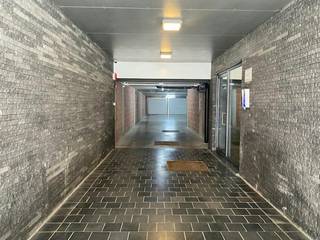 Deze gesloten garagebox te huur is gelegen langs de Torhoutsesteeenweg te Oostende, nabij Petit Paris, op wandelafstand van het strand, bruisende stadscentrum en het Prinses Stefanieplein. geautomatiseerde poort!<br /><br />Breedte: 2,75 m<br />Diepte: 5,30 m<br />Hoogte: 2 m<br />(Breedte van de automatische poort: 2,55m)<br />De inrit in voorzien via de Toekomststraat. <br /><br />Deze garagebox is voorzien van elektriciteit en verlichting. De garagebox is beschikbaar: onmiddelijk <br />syndicuskosten inbegrepen<br /><br />Op zoek naar een garagebox te huur? Contacteer ons voor een afspraak ter plaatse.