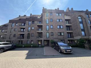 <p>Op zoek naar een ruime en lichtrijke appartement met drie volwaardige slaapkamers. Dankzij de centrale ligging geniet u van een vlotte bereikbaarheid en bevindt u zich op wandelafstand van het stadscentrum, winkels, scholen en openbaar vervoer.</p>
<p>Het appartement verwelkomt u via een inkomhal met apart gastentoilet. De riante leefruimte met grote raampartijen zorgt voor een aangename lichtinval en biedt voldoende plaats voor een gezellige zithoek en eetruimte. Aansluitend bevindt zich de keuken, praktisch ingericht en voorzien van alle nodige comfort.</p>
<p>Verder beschikt het appartement over drie volwaardige slaapkamers, ideaal voor een gezin, thuiswerk of hobbyruimte. De badkamer is uitgerust met de nodige voorzieningen en biedt alle comfort.</p>
<p>Tot slot is er een terras aanwezig waar u in alle rust kan genieten van de buitenruimte.</p>
<p> </p>
<ul><li><strong>Huurprijs:</strong> €1.250/maand</li><li><strong>Waarborg:</strong> 3 maanden huur (via Korfine)</li><li><strong>Plaatsbeschrijving:</strong> verplicht</li></ul>
<p><strong>Troeven:</strong></p>
<ul><li>3 volwaardige slaapkamers</li><li>Ruime en lichtrijke leefruimte</li><li>Topligging aan de Parklaan</li><li>Nabij centrum, winkels en openbaar vervoer</li><li>Terras aanwezig</li></ul>
<p>Interesse in dit appartement? Neem gerust contact op voor meer informatie of een bezoek ter plaatse.</p>