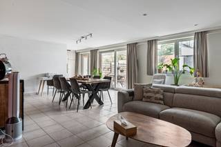 Instapklaar en ruim gelijkvloers appartement (124 m²) met 2 slaapkamers en tuin te Boechout, bestaande uit: inkomhal met apart toilet met...