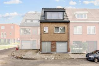Deze instapklare gezinswoning (218 m² bewoonbare oppervlakte), is strategisch gelegen, in een rustige, doodlopende straat aan een groenzone/parkje.<br />Ze combineert kwalitatieve materialen met een doordachte indeling, maw. ideaal voor grote gezinnen die comfort, rust en een goede energieprestatie (EPC A) willen combineren.<br />De woning werd in 2024 volledig gerenoveerd en verkeerd hierdoor in een TOP toestand.<br /><br />Indeling:<br />*Kelder: droge kelder met 2 kelder lobben.<br /><br />*Gelijkvloers: een royale inkomhal, een afgesloten inpandige garagebox, een grote, open, leefruimte (salon en eetplaats) welke in natuurlijk licht baadt en hierdoor het warm, sfeervol hart van de woning vormt. Via de aanpalende keuken, kan men zich naar de achterliggende badkamer begeven (toilet, inloopdouche en lavabo).<br />Via de leefruimte kan men zich via het grote schuifraam OF via een achterdeur in de badkamer naar de zonovergoten tuin begeven.<br /><br />*1ste verdieping: een nachthal, een 2de ingerichte keuken, 2 mooie, grote slaapkamers (incl. airco's) en een ingerichte badkamer (een lavabo, een grote inloopdouche en toilet).<br /><br />*2de verdieping: een heel grote slaapkamer (met airco), en nog 2 bijkomende kinderslaapkamers. Via nachthal, kan men een spiltrap nemen naar de zolderverdieping.<br /><br />*Zolderverdieping: 1 polyvalente ruimte.<br /><br />Door haar ligging bent u zowel met de fiets op enkele minuten in het Centrum, als met de wagen aan de oprit van de R4 en/of E40.<br /><br />Mobiscore: 9,2/10<br /><br />Interesse? Contacteer Pieterjan op pw@entree.be of 0472 80 20 65