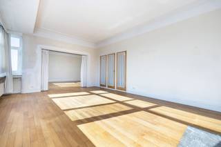 In Ukkel, aan de rand van de wijk Coghen en het Brugmannpark, op de 4e en laatste verdieping van een luxe residentie, ligt een karakteristiek appartement van ± 145 m² dat klaar is voor een nieuwe start. De lichtrijke ontvangstruimtes – bijna 50 m² open ruimte – nodigen uit om nieuwe verhalen te bedenken. De keuken komt uit op een balkon waar u zich al kunt verheugen op zwoele ochtenden. Drie slaapkamers stralen rust uit, terwijl de badkamer wacht om opnieuw ingericht te worden. Een kelder maakt het geheel compleet. Een binnenparking wordt aangeboden als verplichte toeslag (+ 25.000 €). Gemeenschappelijke kosten met reservefonds: ± 339 € / maand. EPC: F. Een mooie kans, als een blanco pagina om te beschrijven. Afmetingen zijn indicatief.