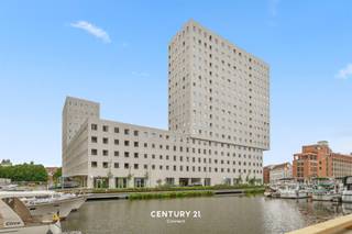 <p><span><strong>Nieuw high end afgewerkt en volledig bemeubeld appartement op de vijftiende verdieping met een 360' view over de prachtige skyline van Leuven.</strong></span><br /><br /><span><span>Dit luxueus nieuwbouwappartement is ingedeeld als volgt: inkomhal met apart toilet, berging/technische ruimte (inclusief wasmachine en droogkast), 2 slaapkamers beiden met ingebouwde plafondhoge kasten , woonkamer met open keuken (lavabo, vaatwasser, inductiekookplaat, combi-oven) en een gezellig ingericht terras van 9m<sup>2</sup></span></span></p><p><span><span>Optioneel 2 ondergrondse autostaanplaatsen voor 150/maand + afgeschermde fietsenparking. Bovendien is het appartement uitgerust met een domoticasysteem Smart Home.</span></span></p><p><span><span>Residentie The View is één van de meest spraakmakende projecten voor de stadswijk. Het zuid gerichte gebouw wordt aan beide zijden omarmd door het water van de Vaart en de Dijle. The View ligt op wandel- en fietsafstand van het station, Gasthuisberg, KUL gebouwen, Imec, Haasrode industrie wat handig is voor woon-werkverkeer. Bovendien zijn alle troeven van de stad binnen handbereik en dat terwijl je toch rustig woont</span></span><br /><br /><span><span>Wenst u dit prachtige appartement te bezoeken? Maak snel uw afspraak, bel of mail ons op 0478 570 999 of sally@connect-immo.be</span></span><br /><br /><span><span>Huurprijs: 2350 - gemeenschappelijke kosten 190</span></span><br /><span><span>EPC startverklaring: OMV-2019151369B/RO2017/1269 - label A</span></span></p>