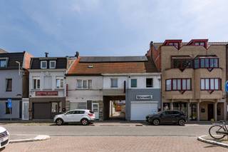 Spacious, ready-to-move-in retail premises with a warehouse in a prime location in the centre of Wetteren.<br /><br />Are you looking for commercial premises with a strategic location, a spacious usable area and excellent technical features? Then this retail unit in the centre of Wetteren is exactly what you’re looking for.<br /><br />The retail space has a floor area of 120 m² and offers numerous possibilities for a variety of commercial activities. At the rear is a particularly spacious warehouse of 121 m² on the ground floor, supplemented by 60 m² on the first floor. This combination makes the property ideally suited to entrepreneurs who require ample storage space, a workshop or logistical support for their business activities.<br /><br />The central location in the heart of Wetteren ensures excellent accessibility and good visibility. Furthermore, Wetteren railway station is within walking distance, which is a major advantage for both customers and staff.<br /><br />Technically, this property also meets modern expectations. It has a favourable EPC rating of A, is asbestos-free and has passed a compliant electrical inspection. This ensures you have an energy-efficient and future-proof commercial property without the need for immediate investment.<br /><br />Thanks to the combination of a spacious retail area, a large warehouse and an excellent location, this property offers a unique opportunity for both entrepreneurs and investors.<br /><br />Interested? Please feel free to contact us