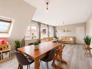 Dit aangename appartement, gelegen op de tweede verdieping in Sint-Niklaas, biedt een comfortabele woonomgeving met een praktische indeling en voldoende ruimte.<br /><br />Bij het betreden van het appartement kom je in de inkomhal, die toegang geeft tot de lichtrijke living. Aansluitend bevindt zich de open keuken, die functioneel is ingericht en voorzien is van de nodige toestellen. Naast de keuken is er een aanpalende berging, ideaal voor extra opslag of het plaatsen van huishoudtoestellen.<br /><br />Verder beschikt het appartement over een afzonderlijk toilet en een ingerichte badkamer met ligbad en wastafel. Er zijn twee slaapkamers aanwezig.<br /><br />Een extra troef is de aanwezigheid van een zolder, die extra bergruimte biedt. Daarnaast is er ook een garage inbegrepen, wat zorgt voor veilige parkeergelegenheid en bijkomend gemak.<br /><br />De huurprijs bedraagt €775 per maand, met €20 vaste kosten per maand. Het appartement is beschikbaar vanaf juli 2026.<br /><br />Ben je op zoek naar een ruim en praktisch appartement in Sint-Niklaas? Neem dan gerust contact met ons op voor meer informatie of om een bezichtiging in te plannen.
