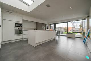 Ontdek deze recent gerenoveerde gezinswoning met 3 slaapkamers in een rustige, kindvriendelijke straat op wandelafstand van het centrum...