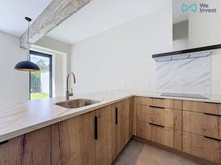 Tel: 0456 87 27 16 / E-mail: juliana.t@weinvest.be<br /><br />We Invest presenteert met trots dit prachtige, volledig gerenoveerde appartement met 2 slaapkamers van meer dan 111 m², gelegen op de 1ste verdieping van een mooi gebouw aan de Smaragdlaan, in het hart van de Diamantwijk in Schaarbeek.<br /><br />Deze wijk, bekend om haar lommerrijke lanen vernoemd naar edelstenen, biedt een bijzonder aangename en goed bereikbare woonomgeving. U bevindt zich op enkele stappen van de Eugène Plaskylaan en de Auguste Reyerslaan, in een levendige buurt met winkels, bakkerijen, restaurants en supermarkten op wandelafstand. Ook het openbaar vervoer is vlot bereikbaar, wat een uitstekende verbinding met de rest van Brussel garandeert.<br /><br />Bij binnenkomst verwelkomt u een mooie inkomhal die meteen de toon zet van dit smaakvol gerenoveerde appartement. Het pand bestaat uit een lichtrijke leefruimte, een volledig uitgeruste keuken en een handige berging/wasplaats die extra opbergruimte biedt. U geniet van twee ruime slaapkamers, elk met eigen ingebouwde dressing, een badkamer en een apart toilet, voor een comfortabele en doordachte indeling.<br /><br />Een echte troef van dit pand: een prachtig terras van minstens 20 m², ideaal om te genieten van zonnige dagen. Het appartement beschikt bovendien over elektrische vloerverwarming voor modern comfort.<br /><br /><br />Lasten: €90/maand (onderhoud gemeenschappelijke delen inbegrepen)<br />Parking: optioneel, €200/maand<br />Type huurcontract: 3 jaar<br />EPC: A-<br /><br />Aarzel niet om te bezoeken! Ontdek onze exclusieve panden op www.weinvest.be