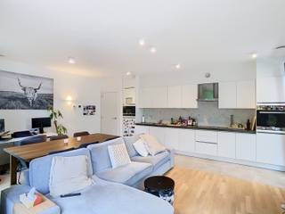 <p>Cet appartement à louer à Louvain, situé au Vaart, offre un cadre de vie agréable et une organisation intérieure efficace. Dès l’entrée, un hall vous guide vers les différentes pièces du logement. La chambre est confortable et bénéficie d’une salle de bain attenante équipée d’une douche et d’un lavabo. Un WC séparé apporte un confort supplémentaire au quotidien.</p><p></p><p>Le séjour constitue un espace de vie central, lumineux et suffisamment spacieux pour accueillir un coin salon et une salle à manger. La cuisine ouverte s’intègre harmonieusement à l’ensemble et favorise une vie conviviale. Un espace de rangement avec raccordement pour machine à laver et sèche-linge apporte une réelle praticité.</p><p></p><p>L’appartement dispose également d’une place de parking privative ainsi que d’un local à vélos commun, des atouts appréciables dans ce quartier de Louvain. La situation au bord du Vaart permet de profiter d’un environnement calme tout en restant proche du centre-ville, des commerces, des transports en commun et des axes principaux.</p><p></p><p>L'appartement est disponible à partir du 1er octobre, pour un loyer de 1 095 euros par mois. L'électricité et l'eau sont facturées individuellement. Une provision de 85 euros par mois est prélevée pour le chauffage et les charges communes. Ce bien représente une belle opportunité pour toute personne recherchant un appartement confortable et bien situé à Louvain. N’hésitez pas à nous contacter pour organiser une visite via www.living-stone.be !</p>