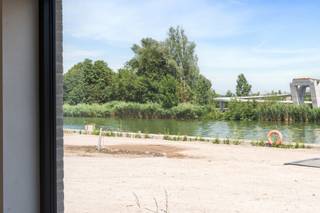 Wonen vlak bij het water en toch centraal gelegen? Op dit perceel van 317 m² voor open bebouwing geniet je van de rustige omgeving langs het kanaal Roeselare-Leie, een ideale plek voor wie houdt van natuur en recreatie.
Met tal van ontwerpvrijheden en een vaste prijs creëer je hier samen met Hyboma een energiezuinige woning die perfect aansluit bij jouw levensstijl en toekomstplannen.
Ontdek de mogelijkheden en vraag je inspiratieboek aan.