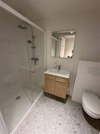 <p><span>** Réservé aux étudiants</span></p><p><span> </span></p><p><span>Vous êtes toujours à la recherche d'un studio d'étudiant confortable et situé au centre de la ville pour cette année académique ? Ce studio lumineux et moderne de la résidence YOU, situé dans la Bogaardenstraat 9, est le choix idéal. Le studio bénéficie d'un emplacement de choix au cœur de Louvain, à quelques pas des campus, de la gare et de la vie urbaine animée.</span></p><p><span>Cette chambre dispose d'une salle de bain privée avec douche, lavabo et toilettes. Une cuisine commune est utilisée pour cuisiner.</span></p><p><span>La chambre est située au premier étage, a une superficie de 20 m² et offre tout l'espace et le confort dont vous avez besoin en tant qu'étudiant.</span></p><p><span>Le loyer est de €750/mois, à l'exclusion d'une provision de €50/mois pour les charges (eau, électricité, chauffage, internet).</span></p><p><span>La résidence YOU dans la Bogaardenstraat est une résidence étudiante moderne équipée d'installations contemporaines telles qu'un local à vélos verrouillable, un local à déchets et des espaces intérieurs verts pour se détendre et se rencontrer. Grâce à son emplacement près de la Bondgenotenlaan et du campus de la KU Leuven, vous êtes toujours proche de tout ce qui compte dans la vie étudiante de Louvain.</span></p><p><span>L'accessibilité est excellente : les arrêts de bus, la gare et les magasins sont accessibles à pied.</span></p><p><span>Intéressé(e) ? Contactez-nous rapidement à l'adresse student@immolivit.be ! </span></p><p><span> </span></p>