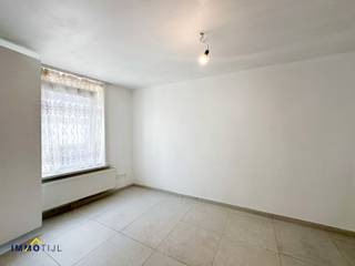 Deze verder af te werken woning beschikt op het gelijkvloers over een inkomhal, een gezellige woonkamer, een eetplaats, ingerichte keuken en...