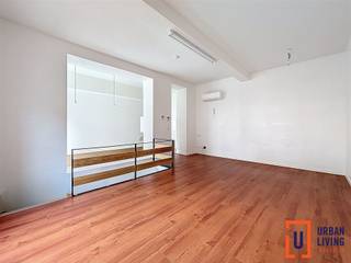 Ontdek deze charmante en zeer ruime duplex studio in het hart van Brussel, met een bewoonbare oppervlakte van 76m². Dit stijlvolle...