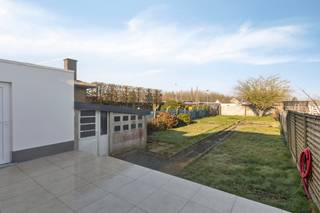 Are you looking for a ready-to-move-in home with three bedrooms, lots of natural light and a favourable EPC in the Flemish Ardennes? Be sure to read on!This stylish semi-detached building is located in Oudenaarde, just a five minute drive from the center. The house was renovated to a high standard in 2025 and obtains an energy-efficient EPC label A.This beautiful home has three spacious bedrooms and two bathrooms. It is stylishly finished with a parquet floor and has floor heating on the ground floor and solar panels. Extra advantage: a spacious garage with garden shed and a pleasant garden with a landscaped terraceGround floor: - entrance hall with guest toilet - bright living room with sitting area and possibly office space - very spacious, high-quality kitchen with cooking island and custom cabinets- storage including laundry room and small cellarFirst floor: - 2 spacious and bright bedrooms- bathroom with bath and toiletSecond floor: - 3rd bedroom with ensuite bathroom: bath and toiletExterior: - driveway - garage - garden shed- garden with terrace General information: * EPC YES* Solar panels (12 of 440 Wp)