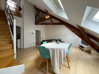 Op een toplocatie in het historische centrum van Gent, tussen het Sint-Annaplein en de Zuid, bevindt zich dit prachtig totaal gerenoveerde dakappartement.<br />Gelegen in een karaktervolle herenwoning combineert deze eigendom authentieke charme met hedendaags wooncomfort.<br />(3de verdieping - geen lift)<br /><br />Het appartement omvat een inkomhal met vestiaire en gastentoilet, een ruime en lichtrijke leefruimte met een volledig ingerichte open keuken, een ruime slaapkamer met aansluitende moderne doucheruimte en een open mezzanine die perfect kan dienen als bureau of hobbyruimte.<br /><br />Algemene info:
<ul>
<li>Privatieve kelderberging;</li>
<li>Centrale verwarming op gas;</li>
<li>EPC: 126 kWh/m² jaar;</li>
<li>Algemene kosten: €50/maand;</li>
<li>Onmiddellijk beschikbaar.</li>
</ul>
Een unieke woonkans op een absolute toplocatie in Gent.<br /><br />Bezoek mogelijk op afspraak met Arcade Vastgoed.