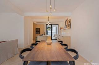 Hoogwaardig gerenoveerd trendy 2-slaapkamer appartement gelegen op de eerste verdieping van een prachtig vernieuwbouw project op het hippe Zuid...