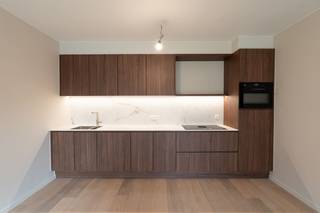 Dit ruim, lichtrijk gelijkvloerse appartement geniet van een zeer centrale ligging. Dit pand onderging een totaalrenovatie, afgewerkt met kwalitatieve materialen zoals parketvloer, mortex en hoogrendements- beglazing. <br /><br />Het appartement geniet van volgende indeling: inkomhal met gastentoilet, ruime woonkamer met eetplaats en open volledig ingerichte keuken, 2 slaapkamers, badkamer met inloopdouche en wastafel met meubel en een ruime berging. Alsook is er een kelderberging inbegrepen.<br /><br />Binnen de residentie is er de mogelijkheid om een garagebox aan te kopen.<br /><br />Voor meer informatie kunt u contact opnemen met Michiel op 0473 255 533.