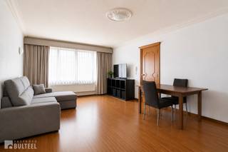 Deze twee appartementen vormen samen met de grote garage een interessante eigendom voor wie wil investeren in vastgoed. Dit goed gelegen pand omvat twee volwaardige appartementen met elk 2 slaapkamers, een lichtrijke living, een keuken, een badkamer en een berging. Het appartement op de eerste verdieping heeft een oppervlakte van 76m2, een EPC Label D en centrale verwarming op aardgas. Op de 2de verdieping is het appartement 80m2 groot, heeft een EPC label C en verwarming via een aardgaskachel. De ramen zijn voorzien van dubbele beglazing. Elektriciteit is conform. Bovendien beschikt dit gebouw over een grote garage en een klein stadstuintje. De foto's werden digitaal geoptimaliseerd en opgeruimd. Losse voorwerpen en persoonlijke spullen werden verwijderd. De ruimtes en vaste elementen werden niet gewijzigd. Beide appartementen zijn momenteel verhuurd. In de nabijheid van diverse winkels, scholen en openbaar vervoer en op wandelafstand van het nieuwe Sportkringpark en Sportoase De Watermolen. Goede verbinding naar E17 en N41. Mis deze opportuniteit niet en maak vandaag nog uw afspraak.