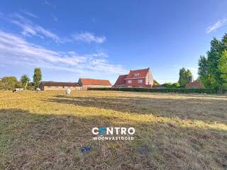 INTERESSANT gelegen hoeve op rustige ligging, doch met zeer VLOTTE verbinding met de autosnelweg! Rustig gelegen hoeve met 2 toegangswegen, wat zeer handig is om privé en werk mooi gescheiden te houden. De hoeve met ruime woonst (7 slpks) heeft 7 ruime bijgebouwen wat zeer INTERESSANT is!<br /><br /><strong>WONING:<br /><u>INDELING:<br /><em>Gelijkvloers:</em></u></strong><br />Inkomhal - RUIME living - keuken (O.a. met fornuis, oven, dampkap en frigo) - eetplaats - kelder - berging - 2 garages - tuin.<br /><br /><strong><u><em>Eerste verdieping</em></u></strong><br />Nachthal - badkamer (O.a. met toilet, lavabo en ligbad met geïntegreerde douche) - 4 RUIME slaapkamers.<br /><br /><strong><u><em>Tweede verdieping:</em></u></strong><br />Nachthal - 3 slaapkamers.<br /><br /><u><strong>Opmerkingen:</strong></u><br />- 7 Bijgebouwen, benaderende oppervlaktes: 204m2, 248m2, 243m2, 141m2, 216m2, 420m2 en 323m2.<br />- Te renoveren.<br />- Mogelijkheid om extra aanpalende landbouwgrond bij te kopen.<br />- Positief pré-advies verleend voor funtiewijziging naar zonevreemd wonen.<br /><br />Aarzel zeker niet om ons te contacteren voor verdere info en/of een bezoek ter plaatse: 050/70.01.02 - info@centro.be.