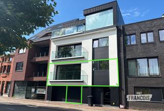 In de Groenlaan in Herzele, op een uitstekende ligging vlak bij het centrum, bevindt zich dit moderne en energiezuinige appartement. Winkels, scholen, openbaar vervoer en tal van dagelijkse voorzieningen bevinden zich in de onmiddellijke omgeving. Hierdoor woont u hier rustig en comfortabel, met alles wat u nodig heeft binnen handbereik.<br /><br />Via de inkomhal bereikt u de bijzonder ruime en lichtrijke leefruimte van maar liefst 54 m². De grote raampartijen zorgen voor een aangename lichtinval en geven toegang tot een zonnig balkon aan de voorzijde. Aansluitend bevindt zich de volledig uitgeruste keuken, afgewerkt met oog voor kwaliteit en voorzien van hedendaags comfort, waaronder een geïntegreerde kookveldafzuiging.<br /><br />Het appartement beschikt verder over twee ruime slaapkamers, een badkamer met douche en wastafel, een afzonderlijk gastentoilet en een praktische berging. Aan de achterzijde bevindt zich een tweede, ruim balkonterras van 11 m², waardoor u aan beide zijden van het appartement over een aangename buitenruimte beschikt.<br /><br />Ook aan comfort werd gedacht. Zo is het appartement uitgerust met onder andere een zonnescreen en videofoon. Een grote bijkomende troef is de privatieve garage met automatische poort, ideaal voor zowel de wagen als extra opslagruimte.<br /><br />Dankzij de energiezuinige uitvoering, de hoogwaardige afwerking en vooral de uitstekende ligging in de Groenlaan is dit een bijzonder aangename woonplek voor wie centraal in Herzele wil wonen.<br /><br />Dit appartement beschikt over beperkte buitenruimtes en leefruimtes, waardoor het niet geschikt is voor het houden van viervoeters. Dit om overlast ten aanzien van de buren te vermijden.<br /><br />Bovendien zijn er geen gemeenschappelijke kosten. Het appartement is beschikbaar vanaf 15/10/2026.<br /><br />Heeft u interesse? Dien dan eenvoudig uw bezoekaanvraag in via de website van Immo Francois. Wij nemen graag contact met u op om een bezoekmoment in te plannen.<br /><br />
