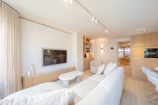 Volledig gerenoveerd en instapklaar appartement met 3 slaapkamers, centraal gelegen op de Lippenslaan nabij de Dumortierlaan en op wandelafstand...