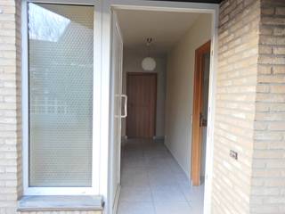 Gelegen in het rustige Marialoop kunt u deze woning met parkeergelegenheid naast de woning, ruime garage en klein tuintje terugvinden.<br />Op wandelafstand bereikt u de Marialoopschool, apotheek, bushalte en buurtwinkels.<br /><br />Indeling:<br />GV: inkomhal met vestiaire - gastentoilet met handwasser - ruime en lichtrijke woonkamer met centrale verwarming gas - open keuken met elektrisch koken, dampkap, koelkast, oven, dubbele spoelbak - wasplaats - berging.<br /><br />1e V: nachthal - 3 ruime slaapkamers met centrale verwarming gas - badkamer met bad, lavabo en toilet.<br /><br />Algemeen:<br />- EPC 196 - label B<br />- Manuele garagepoort<br />- Regenwaterput aanwezig<br />- Vrij op heden<br /><br />Huurprijs: € 900/maand.