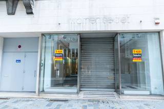 Commercieel gelijkvloers of kantoor te huur, gelegen op een toplocatie in Roeselare in een karaktervol gebouw. <br />Dit pand is gelegen in de directe nabijheid van tal van belangrijke retailers zoals Standaard Boekhandel, Snipes, … <br />De gelijkvloerse opp. bedraagt 140 m², bestaande uit een winkelruimte, twee bergruimtes, kitchenette. Extra troef is de kelder. <br />De gevelbreedte bedraagt 7 meter. Alarm en airco aanwezig. De maandelijkse huurprijs bedraagt 4.250 euro. <br />Benieuwd naar dit bedrijfspand te huur in Roeselare?<br />Contacteer Delestré Immo via info@immodelestre.be of 054 33 62 52 <br />