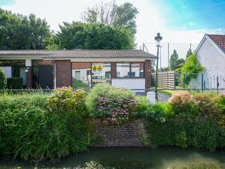In het charmante en landelijke Lissewege bevindt zich dit voormalige dienstencentrum op een perceel van maar liefst 973 m². Met een bebouwde oppervlakte van ruim 359 m² biedt deze eigendom een unieke opportuniteit voor wie op zoek is naar ruimte en tal van mogelijkheden.<br />Dankzij de ligging in woongebied leent het pand zich uitstekend voor een residentiële herontwikkeling of de creatie van een ruime gezinswoning, mits de nodige vergunningen.<br />De mooie volumes vormen een ideale basis voor een ambitieus renovatie- of transformatieproject.<br />Een rustige ligging, gecombineerd met de vlotte bereikbaarheid en de authentieke charme van Lissewege, maken van deze eigendom een bijzonder interessante investering voor particulieren, ontwikkelaars of investeerders die potentieel weten te waarderen.<br />De woning beschikt over aansluitingen voor water, elektriciteit en aardgas en wordt vrij bij notariële akte aangeboden.<br />Bent u op zoek naar een eigendom waar u uw eigen visie kunt realiseren? Dan is dit een buitenkans die u niet mag missen.<br />De woning wordt aangeboden met een biedingssysteem volgens COVAST.<br />Ref.V543