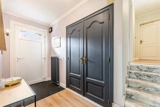 <p><strong>Rustig wonen, veel licht, een tuin rondom, veranda én 24 zonnepanelen? Check!</strong> Deze gerenoveerde open bebouwing combineert comfort en energiezuinigheid met een topligging in een rustige doodlopende straat, vlak bij het centrum van Zomergem. En alsof dat nog niet genoeg is: dankzij de ruime zolder kan hier eenvoudig een <strong>vierde slaapkamer</strong> gecreëerd worden!</p>
<p></p>
<p>De woning werd in <strong>2020 gerenoveerd</strong> en beschikt onder meer over een vernieuwde living , keuken (volledig uitgerust met toestellen en voorzien van anex berging) en badkamer. <strong>Alle ramen en buitendeuren werden vernieuwd</strong>, wat het comfort en de energieprestaties van de woning extra ten goede komt.</p>
<p></p>
<p>De gezellige en ruime living is voorzien van een elektrische kachel, terwijl <strong>centrale verwarming op aardgas</strong> en <strong>warmtepomp/airco in de living en nachthall</strong> zorgen voor het nodige comfort.</p>
<p></p>
<p>Momenteel zijn er <strong>3 volwaardige slaapkamers en een bureauruimte</strong>. De zolder biedt bovendien heel wat mogelijkheden voor wie extra leefruimte wenst.</p>
<p></p>
<p>De <strong>veranda</strong> vormt een aangename extra leefruimte en zorgt voor een mooie verbinding tussen woning en tuin. Buiten geniet je verder van een <strong>tuin rondom de woning</strong>, een gezellig zonneterras en een perceel van maar liefst <strong>580 m²</strong>.</p>
<p></p>
<p>De inpandige garage met aansluitende kelder zorgt dan weer voor extra praktische bergruimte.</p>
<p></p>
<p><strong>❤️ Waarom deze woning?</strong></p>
<ul>
<li>Open bebouwing op <strong>580 m²</strong></li>
<li>Gerenoveerd in <strong>2020</strong></li>
<li><strong>Alle ramen en buitendeuren vernieuwd</strong></li>
<li><strong>EPC-label B</strong> + <strong>24 zonnepanelen</strong></li>
<li>3 slaapkamers + bureau</li>
<li>Mogelijkheid tot 4e slaapkamer</li>
<li>Vernieuwde keuken &amp; living</li>
<li><strong>Veranda</strong></li>
<li>Warmtepomp/airco</li>
<li>Tuin rondom + aangenaam zonneterras</li>
<li>Inpandige garage &amp; kelder</li>
<li>Rustige doodlopende straat nabij centrum Zomergem</li>
<li><strong>Vrij bij akte</strong></li>
</ul>
<p></p>
<strong>Een woning die vandaag al helemaal goed zit, maar morgen nog extra mogelijkheden biedt. Kom kijken, ontdek de ruimte en wie weet voelt dit meteen als thuiskomen. </strong>