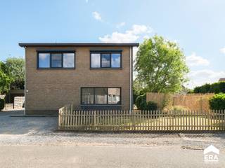Fraai gerenoveerde woning te koop in Lommel! Recentelijk gerenoveerde woning met 4 slaapkamers en Zuidwest georiënteerde tuin.  * Lichtrijke living...