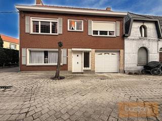 Ontdek deze te renoveren woning, ideaal gelegen in een serene omgeving. Deze mooie woning beschikt over de volgende indeling:Gelijkvloers:- Aangename...