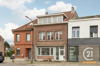 <p>Deze uitzonderlijk ruime woning met een bewoonbare oppervlakte van maar liefst 288 m² bevindt zich in het gegeerde en rustige Koningslo, een residentiële wijk van Vilvoorde waar comfort, ruimte en licht centraal staan. Bij het binnenkomen leidt de inkomhal je naar een royale woonkamer van 55 m², een leefruimte die door zijn grote raampartijen baadt in natuurlijk licht en meteen een gevoel van openheid creëert. Daarnaast bevindt zich een ruime keuken van 22 m², ideaal voor wie graag kookt en samenkomt. Achteraan verbindt een gezellige veranda van 18 m² de woning met het grote terras van 26 m² en de tuin van 84 m². Via de tuin heb je directe toegang tot de garage waar één wagen kan staan, terwijl op de oprit nog eens drie auto’s comfortabel geparkeerd kunnen worden. Op het gelijkvloers is er bovendien een gastentoilet aanwezig.</p>
<p>De woning beschikt over een praktische kelder van 93 m², die bijzonder veel mogelijkheden biedt zoals opslagruimte, werkplaats, fitnessruimte of hobbyruimte. Op de eerste verdieping bevindt zich een royale slaapkamer van 23 m² met een eigen privébadkamer en toegang tot een zonnig terras van 15 m². Daarnaast is er op deze verdieping een bijkomende kamer van 30 m², die perfect kan functioneren als tweede woonkamer, thuiswerkruimte, speelkamer of creatieve studio.</p>
<p>Op de tweede verdieping bevinden zich twee volwaardige slaapkamers van respectievelijk 11 m² en 28 m², samen met een aparte badkamer en een afzonderlijk toilet. De derde verdieping biedt nog een vijfde slaapkamer van 21 m², compleet met een eigen dressing, waardoor deze verdieping kan dienen als masterruimte, tienerstudio of privélogement.</p>
<p>Deze woning is ideaal voor grote gezinnen, mensen die ruimte en privacy waarderen of wie een woning zoekt met tal van indelingsmogelijkheden. Dankzij de royale volumes, de buitenruimtes en de rustige ligging in Koningslo vormt dit pand een unieke kans voor wie ruim en comfortabel wil wonen in Vilvoorde.</p>