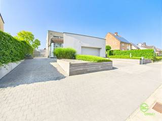 In een rustige zijstraat van de Diestersteenweg, pal in het centrum van Nieuwerkerken, vinden we deze instapklare villa op een ruim perceel van...