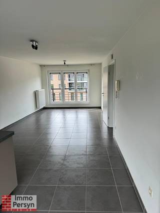Gezellig en comfortabel wonen in het hart van Halen? Dit charmante appartement op de tweede verdieping is gelegen op een absolute toplocatie in het centrum van Halen, op een steenworp van de gezellige Markt met al haar winkels, terrasjes en voorzieningen.<br />Dankzij de aanwezige lift in het gebouw is de woning bovendien uitstekend en vlot bereikbaar. De leefruimte vormt één mooi geheel met de open keuken, wat zorgt voor een heel ruimtelijk gevoel. Aan de achterzijde van het appartement bevindt zich het gezellige terras.<br />Het appartement heeft twee slaapkamers, badkamer en een apart toilet. Bovendien beschik je over een ondergrondse autostaanplaats zodat parkeren geen probleem vormt, een kelderberging zorgt hier voor extra opslagruimte.<br /><br /><strong><u>Indeling:<br />tweede verdieping;</u></strong> Inkomhal, apart toilet, technische ruimte, leefruimte met open keuken en terras, 2 slaapkamers, badkamer met bad-douche<br /><strong><u>kelder:</u></strong> autostaanplaats, kelderberging<br /><br />Gemeenschappelijke kosten bedragen 60.00 euro per maand<br /><br />Is jouw interesse gewekt? Neem dan zeker contact met ons op via 013 444 008 of verhuur@immopersyn.be