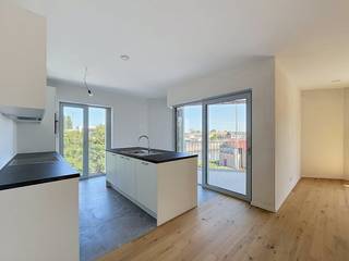 Project Kolenkaai staat voor ruim wonen in alle comfort en stijl. De kwalitatieve en hedendaagse afwerking met oog voor detail zie je én voel je elke dag. Voor Kolenkaai werd een Energy Service Company (ESCO) opgericht. Daarmee passen we innovatieve en duurzame hernieuwbare-energietechnieken toe. Zo worden de gebouwen verwarmd en passief gekoeld met warmtepompen die hun energie onder andere uit een BEO-veld halen. <br /><br />Het appartement bevindt zich op de tweede verdieping en geniet van een aangename lichtinval. De leefruimte met parketvloer sluit aan op de open keuken met kookeiland, die is uitgerust met een keramische kookplaat, combi-oven, koelkast met diepvriesvak en vaatwasser. Vanuit de leefruimte heeft u toegang tot het terras, waar u in alle rust kunt genieten van het buitenzijn.<br /><br />Verder beschikt het appartement over twee slaapkamers, een praktische berging met aansluiting voor een wasmachine, een badkamer met douche en een afzonderlijk gastentoilet.<br /><br />Indeling:<br />- Lichtrijke Woonkamer<br />- Open keuken met eiland<br />- 2 Slaapkamers <br />- Badkamer met inloopdouche<br />- Zonnig terras<br /><br />Algemeen:<br />- Huurprijs: € 1.275,00 <br />- Provisie eigen verbruik (warm water en verwarming : € 100,00/maand<br />- Provisie gemeenschappelijke kosten: € 75,00/maand <br /><br />De snelste manier om een bezoek te brengen aan dit pand? Vraag je bezoek aan via de roze knop op onze website (www.dewaele.com) en je wordt gecontacteerd door onze verhuurexpert Broes.<br /><br />Telefonisch kunnen er geen afspraken gemaakt worden. Bij andere vragen kun je ons telefonisch contacteren via 050 444 999.<br /><br />Deze AI-visualisaties zijn bedoeld als inspiratie. Er werd geen rekening gehouden met technische specificaties, stedenbouwkundige voorschriften of de concrete mogelijkheden tot realisatie.