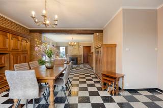 Ontdek deze solide gezinswoning gelegen in de Reytstraat te Nederename (Oudenaarde). Dit op te frissen pand telt 4 ruime slaapkamers en...