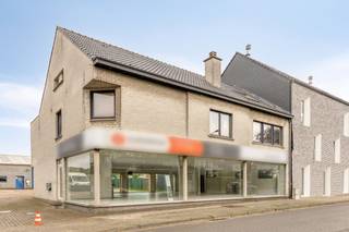 Ben je op zoek naar een combinatie van wonen en werken of een interessante investering met tal van mogelijkheden?Dan is dit veelzijdige pand zeker...