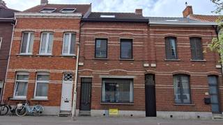 <p><span>Zeer degelijke en goed ingedeelde gezinswoning met 4 ruime slaapkamers gelegen in hartje Schoten nabij winkels en park Vordenstein.</span></p><p><span>De woning is doorheen de jaren goed onderhouden en is mits wat opfrissing werken instapklaar.</span></p><p><span>Verder is hier alle hedendaags comfort voorzien van een ingerichte, open keuken tot een gerenoveerde badkamer met inloopdouche en kan men hier genieten van de westelijk georiënteerde tuin met berging.</span></p><p><span>Boek dus snel uw afspraak en kom zeker niet TE LAET!</span></p>