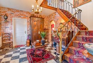 Op een ruim en bijzonder rustig perceel van 1.041 m² treffen we deze royale villa.<br /><br />De woning beschikt over een bijzonder aantrekkelijke indeling met royale leefruimtes, vier volwaardige slaapkamers en verschillende bijkomende ruimtes die tal van mogelijkheden bieden. Dankzij de zolderverdieping bestaat er bovendien de mogelijkheid om bijkomende kamers te creëren.<br /><br />Bij het betreden van de woning wordt u verwelkomd in een ruime inkomhal met vestiaire. Verder bevindt zich op het gelijkvloers een afzonderlijke bureauruimte, ideaal als thuiswerkplek of hobbyruimte. De ruime leefruimte geniet van een aangenaam zicht op de tuin en sluit rechtstreeks aan op de keuken. Daarnaast beschikt de woning over een afzonderlijke eetplaats en een badkamer op het gelijkvloers.<br /><br />Op de eerste verdieping leidt de nachthal naar vier slaapkamers en een afzonderlijk toilet. De zolder biedt daarnaast nog interessant uitbreidings en opbergpotentieel.<br /><br />Ook praktisch is deze villa bijzonder sterk. Zo beschikt de woning over een ruime garage voor twee wagens, aangevuld met een royale oprit en een voortuin.<br /><br />Achteraan het perceel ontvouwt zich een magnifieke en bijzonder ruime tuin, waar rust en privacy centraal staan. Dankzij de ligging van het perceel geniet u hier van een uitzonderlijk gevoel van rust en ruimte, volledig weg van de drukte.<br /><br />