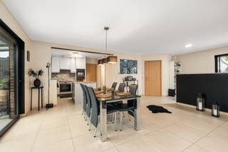 Te koop: ruime halfopen woning in Kampenhout, gelegen in een rustige residentiële buurt nabij openbaar vervoer.Deze woning combineert een gunstig...