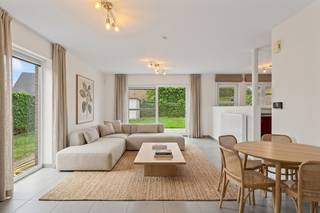 <p><strong>Op zoek naar een woning die volledig klaar is voor de toekomst? Zoek niet langer.</strong></p><p><strong>In een uiterst kindvriendelijke (doodlopende straat) en residentiële buurt in Lochristi bevindt zich deze jonge, moderne halfopen bebouwing.</strong></p><p><strong>Met een indrukwekkend EPC-label A en een volledig conforme elektriciteit koopt u hier 100% gemoedsrust.</strong></p><h3>Waarom dit uw slimme, nieuwe thuis wordt:</h3><ul><li><p><strong>Zorgeloos & Energiezuinig (EPC A):</strong> Dankzij de uitstekende isolatie en moderne technieken geniet u van een minimaal energieverbruik en een heerlijk binnenklimaat. Klaar voor de toekomst!</p></li><li><p><strong>Elektriciteit 100% Conform:</strong> Geen verborgen kosten of aanpassingen nodig bij de intrek. De elektrische installatie is volledig goedgekeurd.</p></li><li><p><strong>Licht & Ruimte Centraal:</strong> De royale leefruimte geniet van een uitzonderlijke lichtinval dankzij de grote, kamerhoge raampartijen die een prachtig uitzicht bieden op de achterliggende tuin.</p></li><li><p><strong>Modern Kookcomfort:</strong> De volledig uitgeruste open keuken vormt het kloppend hart van de benedenverdieping. Ideaal om te koken terwijl u in contact blijft met uw gezin of gasten.</p></li><li><p><strong>Slaapcomfort:</strong> Naast drie volwaardige, lichtrijke slaapkamers op de eerste verdieping, beschikt de woning over een volledig ingerichte, multifunctionele afgewerkte zolderverdieping (master bedroom, home office of speelkamer).</p></li><li><p><strong>Buiten Genieten:</strong> De zonnige, volledig omheinde tuin met terras is een oase van rust. Klaar voor gezellige barbecues of een ontspannen koffie in de ochtendzon.</p></li><li><p><strong>Praktisch Comfort:</strong> Uitgerust met een moderne badkamer en een zeer praktische inpandige garage (rechtstreeks toegankelijk via de keuken) – ideaal voor uw wagen, fietsen en extra stockage.</p></li></ul><h3>Toplocatie in Lochristi</h3><p>Gelegen in een rustige, groene straat waar kinderen nog veilig buiten kunnen spelen. Toch bevindt u zich hier op wandelafstand van scholen, gezellige lokale winkels en het openbaar vervoer. Dankzij de onmiddellijke nabijheid van de N70 en de R4 bent u in een mum van tijd in Gent of op de snelweg (E17/E40).</p><h3>In de kijker (Kenmerken):</h3><ul><li><p><strong>EPC:</strong> A-label (Uitzonderlijk energiezuinig!)</p></li><li><p><strong>Elektriciteit:</strong> Volledig conform goedgekeurd</p></li><li><p><strong>Type:</strong> Halfopen bebouwing</p></li><li><p><strong>Slaapkamers:</strong> 4 (inclusief volledig ingerichte zolderkamer)</p></li><li><p><strong>Extra's:</strong> Inpandige garage, grote raampartijen, open keuken, zonnige tuin met terras, regenwaterput,.....</p></li></ul><h3>📞 Bent u klaar om deze toekomstbestendige woning zelf te ontdekken?</h3><p>Laat deze unieke, energiezuinige kans in Lochristi niet aan u voorbijgaan.</p><p><strong>Neem vandaag nog contact op voor meer informatie of een bezoek ter plaatse!</strong></p><p><strong>Ellen : 0475.400.770 - ellen@altro-vastgoed.be</strong></p>