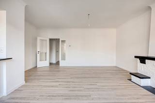 Volledig vernieuwd 2-slaapkamerappartement met terras én garagebox in Wilrijk<br /><br />Ontdek dit volledig gerenoveerde appartement aan de Pastoor Bauwenslaan in Wilrijk — een ideale combinatie van aangenaam wonen, energiezuinigheid en een uitstekende ligging nabij winkels, scholen en openbaar vervoer. <br />Dankzij de vlotte aansluiting met de A12, E19 en het centrum van Antwerpen geniet je hier van een perfecte bereikbaarheid.<br /><br />Indeling:<br />Via de inkomhal met vestiaire en apart toilet kom je in de lichte, open leefruimte met een vernieuwde vloer en grote raampartijen. De volledig vernieuwde keuken is uitgerust met moderne toestellen. De badkamer werd eveneens volledig vernieuwd en beschikt over een inloopdouche. Verder zijn er twee ruime slaapkamers en een aangenaam terras met handige berging achteraan het gebouw.<br />In de kelderverdieping bevindt zich nog een private berging.<br /><br />Het appartement onderging een grondige renovatie:<br />- Nieuwe keuken en badkamer<br />- Nieuwe vloeren<br />- Vernieuwde elektriciteit (conform)<br />- Nieuwe CV-leidingen<br />- Overal dubbele beglazing<br />Kortom: instapklaar en energiezuinig wonen zonder zorgen!<br /><br />Achteraan het gebouw bevindt zich een private garagebox, verplicht aan te kopen aan € 22.000.<br /><br />EPC: 151 kWh/m²<br /><br />Een perfecte keuze voor wie op zoek is naar een instapklaar, stijlvol appartement met terras en garage op een centrale, goed bereikbare locatie in Wilrijk.