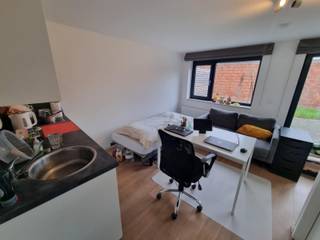 Op de Naamsesteenweg in Heverlee op wandel- en fietsafstand van zowel Heverlee als Leuven centrum , bieden we met veel plezier deze studio aan! Deze gelijkvloerse studio is volledig bemeubeld en beschikt over een open leef/slaap ruimte met ingerichte keuken, eigen badkamer en terras. Het gebouw ligt in de tweede bouwlijn van de Naamsesteenweg waardoor het er erg rustig is maar je toch alle faciliteiten ( winkels, sportcentra, ..) in de nabijheid hebt. Deze residentie is afhankelijk van de KUL, hierdoor kunnen enkel personen huren die een link hebben met de KUL ( student, personeel, doctoraatstudent, researcher, ... ) <br /><br /><span><strong>Meer informatie of een bezoek ter plaatse? 0478 570 999 of sally@connect-immo.be </strong></span><br /><br />Huurprijs: 800€ + 95€ gemeenschappelijk kosten (provisie verwarming, water, elektriciteit inclusief)<br />Beschikbaar vanaf 1 augustus<br />EPC: 171 kWh/m² - UC 1869705