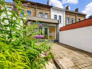 TREVI NAMUR STELT VOOR
TREVI Namur stelt u met trots deze verrassende gezinswoning voor, die uitblinkt door haar uitzonderlijke volumes en wooncomfort, iets wat zelden wordt aangetroffen in deze categorie van woningen.
Ideaal gelegen in de onmiddellijke nabijheid van winkels, scholen en de belangrijkste verbindingswegen naar Namen, Charleroi en Fossel-la-Ville, combineert deze woning perfect praktisch gemak met royale leefruimtes.
Bij het betreden van de woning ontdekt u een eerste veelzijdige ruimte die perfect kan dienen als bureau, eetkamer, extra salon, speelkamer of zelfs als professionele werkruimte, afhankelijk van uw behoeften.
Vervolgens komt u in een aangename leefruimte die verlengd wordt door een prachtige moderne aanbouw met een recent geïnstalleerde, volledig uitgeruste keuken. Als echte hart van de woning maakt deze ruimte meteen indruk dankzij haar royale afmetingen, uitzonderlijke lichtinval en natuurlijke verbinding met de tuin.
Op de eerste verdieping bevinden zich twee bijzonder ruime slaapkamers, een praktisch ingerichte wasruimte die het dagelijkse leven vergemakkelijkt, en een grote badkamer uitgerust met een ligbad, douche en dubbel wastafelmeubel.
De tweede verdieping biedt nog twee bijkomende slaapkamers met even ruime afmetingen.
Een inrichtbare zolder en een kelder vervolledigen deze woning, die bovendien tal van ontwikkelingsmogelijkheden biedt.
Buiten geniet u van een aangename tuin met voldoende ruimte om te ontspannen. Het bestaande terras kan volledig naar eigen smaak worden heringericht om zijn volledige potentieel te benutten.
Wij houden vooral van:
✔ De verrassend ruime kamers in de hele woning
✔ De prachtige recent geïnstalleerde keuken met overvloedig natuurlijk licht
✔ De 4 ruime slaapkamers
✔ De grote badkamer met ligbad en douche
✔ De praktische wasruimte voor dagelijks comfort
✔ De inrichtbare zolder
✔ De aangename tuin
✔ De gunstige ligging nabij alle voorzieningen
Een woning die zich onderscheidt door haar ongelooflijke ruimtegevoel en geslaagde renovatie. Een bezoek is absoluut de moeite waard om alle troeven van deze woning te ontdekken.
Een kans die u niet mag missen!
Maak een afspraak via TREVI NAMUR op 081/22 52 31.
Contacteer ons voor een gratis schatting van uw eigendom! Onze schattingen zijn gratis, professioneel en volledig vrijblijvend.