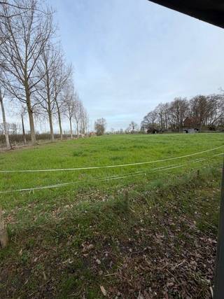 Ben je op zoek naar een instapklare woning met een mooi groen verzicht? Dan is deze leuke rijwoning op circa 150 m² uw buitenkans!<br />Inkomhal, living, aparte ingerichte keuken (2016), berging/wasplaats, apart toilet.<br />Gezellig tuintje met terras en tuinhuisje. ACHTERTOEGANG welke zeer praktisch is voor toegang met fietsen ea<br />De 1ste verdieping heeft 2 slaapkamers en badkamer ( 2018 ) met douchecabine, ligbad, lavabomeubel en 2de toilet. Op de 2de verdieping hebben we de 3de slaapkamer.<br />Vernieuwde condensatieketel ( 2023 ). Hoofd dak vernieuwd circa 2020, plat dak mei 2025.<br />Asbestvrije woning.<br />Ook ideaal als investering!<br /><br />Maak nu uw afspraak voor opendeurmoment donderdag 27 aug tussen 17-19u via olivier@immo-en-cie.be of 0475/970.780